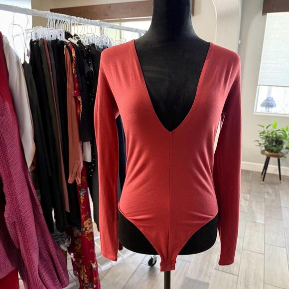 Womens Express bodysuit long-sleeve V-neck low cut bodysuit - Picture 1 of 2